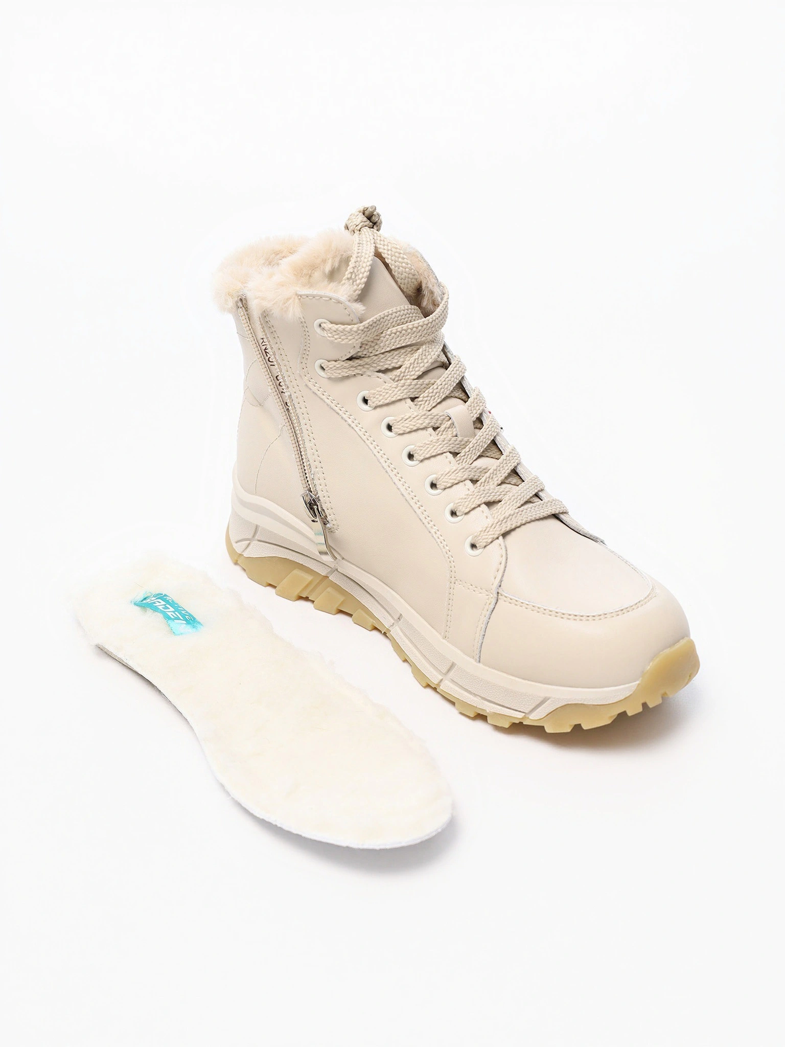 Ботинки бежевого цвета на рельефной подошве